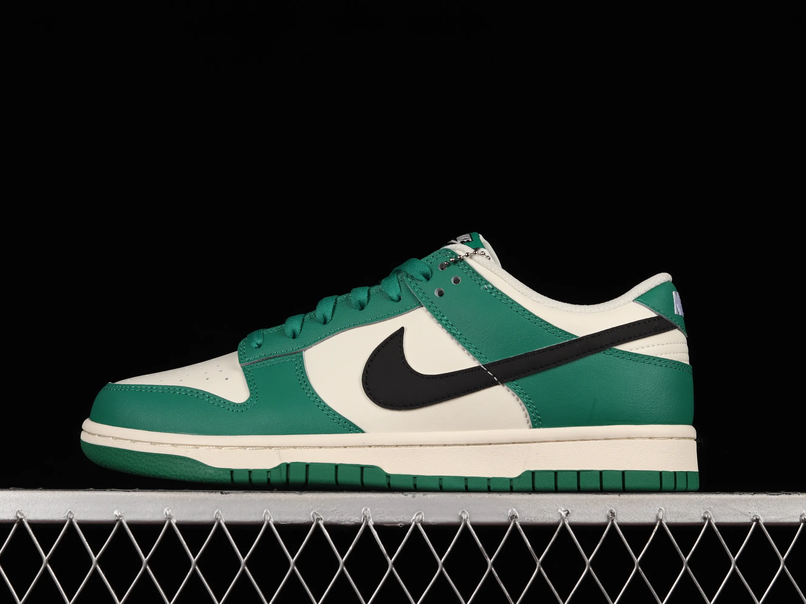 All Categories Nk SB Dunk Series Nk SB Dunk Low Low-top Sneakers Nk SB Dunk Low "Lottery" Heineken Color SB Smashed Backboard Fashion Casual Sneakers DR9654-100